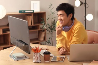 Masada çalışan Asyalı erkek programcı