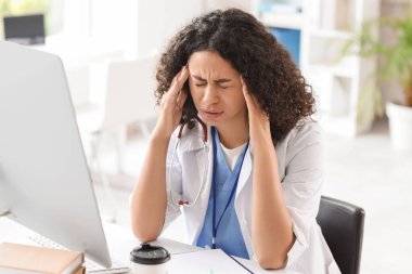 Ofisteki Afro-Amerikan tıp öğrencisi.