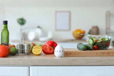 Masada yemek olan modern mutfak zamanlayıcısı, yakın plan.