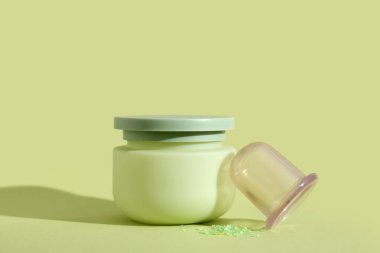 Yeşil arka planda anti-selülit masaj ve krem için vakum kavanozu