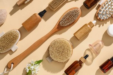 Bej arka planda anti-selülit masajı için kozmetik ürünler seti