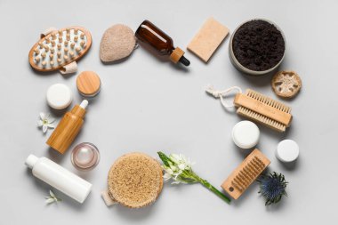 Işık arkaplanındaki anti-selülit masajı için kozmetik ürünlerden yapılmış çerçeve