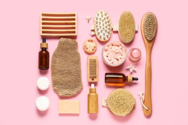 Pembe arka planda anti-selülit masajı için kozmetik ürünler seti