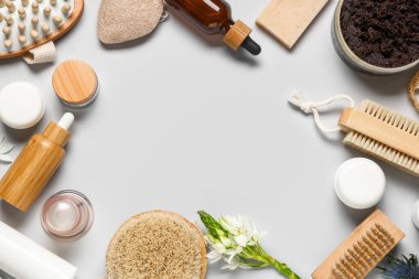 Işık arkaplanındaki anti-selülit masajı için kozmetik ürünlerden yapılmış çerçeve