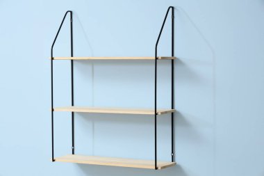 Boş kitaplık mavi duvarda asılı