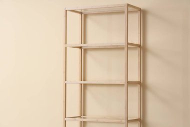 Bej duvarın yanındaki boş kitaplık