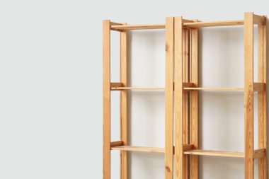 Işık duvarının yanındaki boş ahşap kitaplık