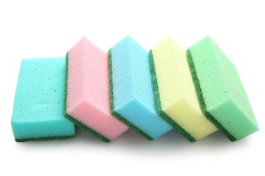 Beyaz arkaplanda temizlik için süngerler