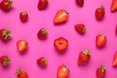 Pembe bir arka plan üzerinde taze olgun çilek