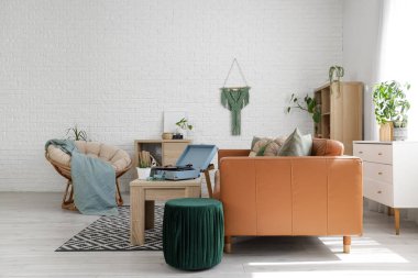 Pikapı, kanepesi ve koltuğu olan bir oturma odası.