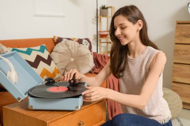 Evde pikabı olan genç bir kadın.