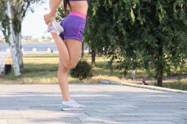 Dişi koşucu setin üzerinde geriniyor