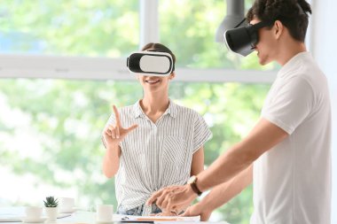 Genç meslektaşlarım ofiste VR gözlüğü kullanıyorlar.