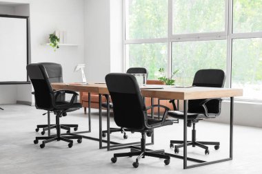 Konferans salonunda yapılacak iş görüşmesi için hazırlanmış bir bardak su dolu masa.