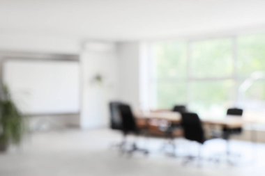 Masa ve projektör ekranlı konferans salonunun bulanık görüntüsü