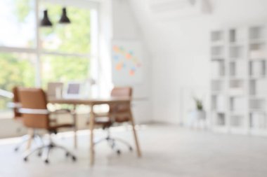 Masası, tablosu ve raf ünitesi olan konferans salonunun bulanık görüntüsü