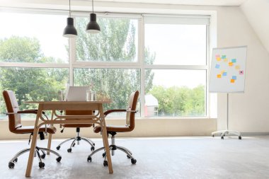 Masası ve çizelgesi olan konferans salonunun içi