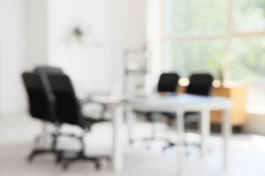 Masası, raf ünitesi ve bitkileriyle konferans salonunun bulanık görüntüsü