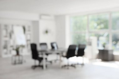 Masası, tablosu ve bitkileriyle konferans salonunun bulanık görüntüsü