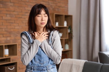 Evde intihara meyilli genç Asyalı kadın