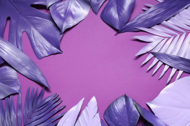 Leylak arka planında farklı neon yapraklardan yapılmış çerçeve