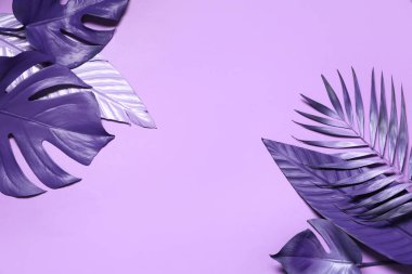 Leylak arka planında farklı neon yapraklar