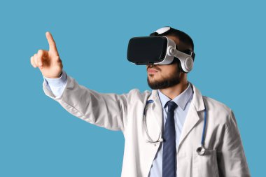 Mavi arka planda sanal ekran kullanan VR gözlüklü erkek doktor