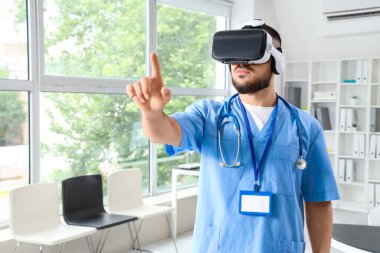 VR gözlüklü erkek doktor hastanede sanal ekran kullanıyor.