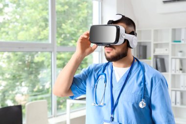 VR gözlüklü erkek doktor hastanede.