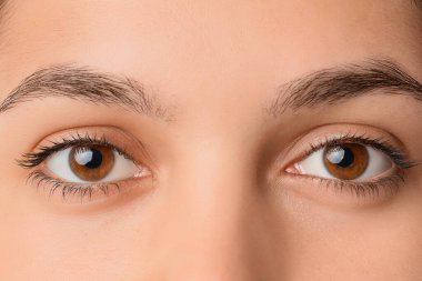 Kahverengi gözlü genç kadın, yakın plan.