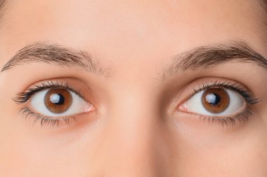 Kahverengi gözlü genç kadın, yakın plan.