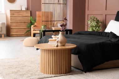 Siyah çarşaflı ve masalı şık bir yatak odası.