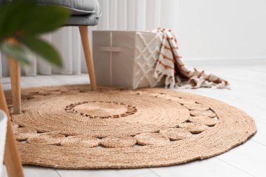 Oturma odasında yerde hasır bir halı, yakın plan.