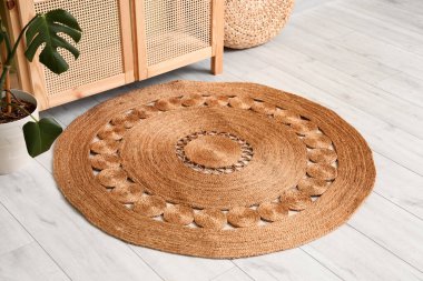 Dolabın yanındaki hasır halı, odanın zemininde