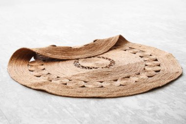 Yere buruşmuş hasır halı.