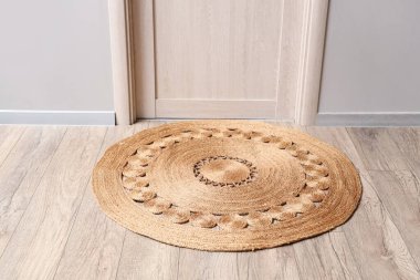 Kapıya yakın bir yerde hasır halı var.