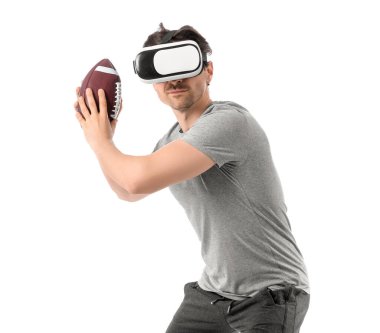 Beyaz arka planda ragbi topu olan VR gözlüklü genç bir sporcu.