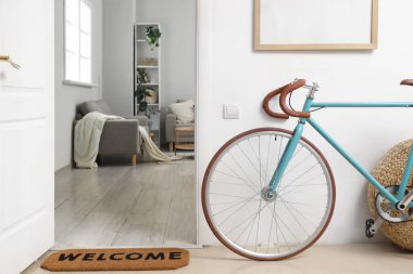 Modern bisiklet koridorda açık kapının yanında.