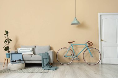 Bisiklet, kanepe ve pikaplı bir oturma odası.