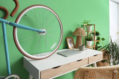 İş yeri, bisiklet ve yeşil bitkilerle birlikte ofis içi