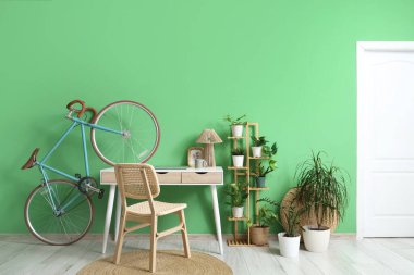İş yeri, bisiklet ve yeşil bitkilerle birlikte ofis içi