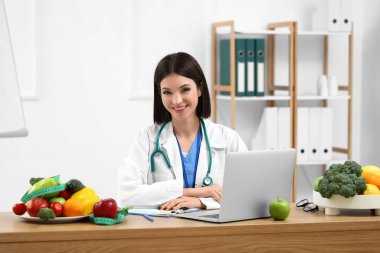Ofisteki kadın beslenme uzmanı.