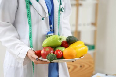 Ofisinde sağlıklı yiyecekleri olan kadın beslenme uzmanı, yakın plan.