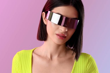 VR gözlüklü genç kadın arka planda, yakın plan.