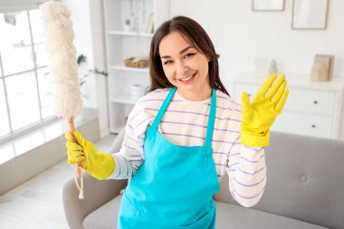 Odasında pp-toz bezi olan kadın hademe