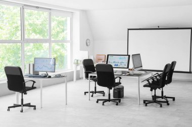 Tablo ve projektör ekranlı okul bilgisayar laboratuvarının içi