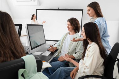 Okul bilgisayar laboratuvarında okuyan genç öğrenciler