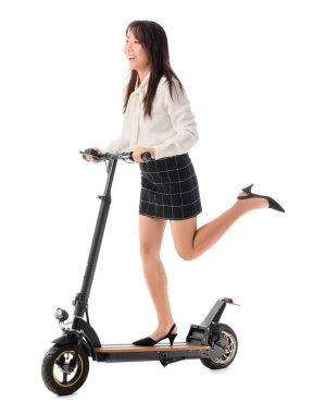 Beyaz arka planda elektrikli scooter kullanan genç Asyalı iş kadını.