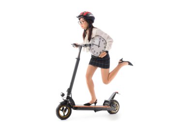 Beyaz arka planda elektrikli scooter kullanan Asyalı genç bir iş kadını.