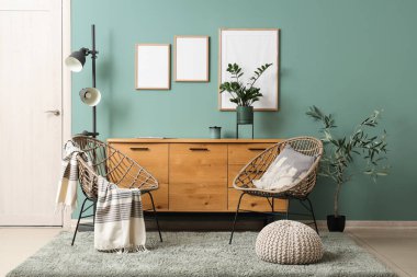 Siyah lambalı, koltuklu ve tuvaletli şık bir oturma odası.